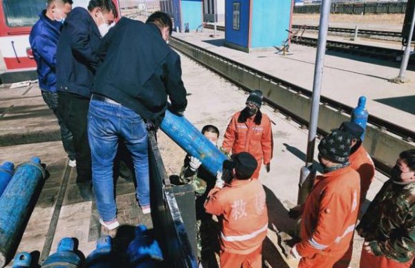 西藏铁路上高原送氧人的特殊“战疫”